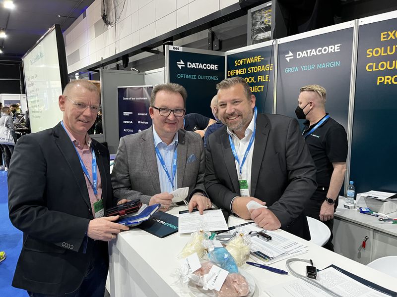 Die süßeste Cloud findet man bei (v. l.) Thomas Mack und Thomas Ultsch, akquinet health service, und Mario Ivanda (Datacore): (Bild: IT-BUSINESS)