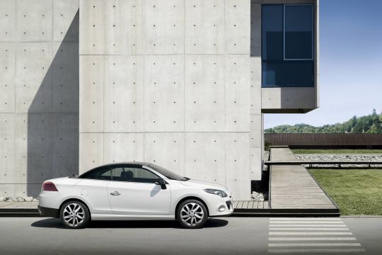 Das feste Klappdach mit seinem hohen Glasanteil soll auch geschlossen Cabriofeeling verbreiten. (Archiv: Vogel Business Media)