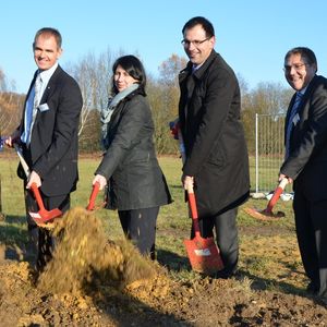 Beim Spatenstich (v.l.): EZD-Leiter Dr. Felipe Wolff-Fabris, SKZ-Institutsdirektor Prof. Dr. Martin Bastian, Staatssekretärin Katja Hessel,  Landtagsabgeordneter Martin Schöffel, Dr. Peter Grambow vom Cluster Nanotechnologie und Selbs Oberbürgermeister Wolfgang Kreil