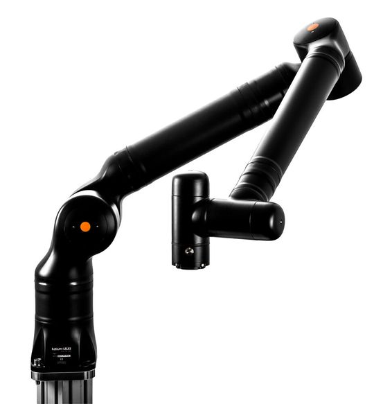 Die Leichtbauroboter von Kassow Robots sind dank ihrer sieben Achsen sehr wendig und benötigen nicht viel Platz. (Bild:  Kassow Robots)