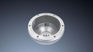 Produktkennzeichnung und Rückverfolgung: Medizinprodukte der Klasse III wie diese Pfanne einer Hüftgelenksprothese müssen gemäß FDA-Vorgaben schon heute gekennzeichnet sein. Mit Pikolasern geht das kontrastbeständig und dauerhaft. (Bild: Trumpf)