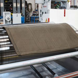 Als Kernstück der lebensrettenden Utensilien in der Deguma-Notfallbox wird vom Anbieter diese Isolierdecke genannt, die hohe Temperaturen über lange Zeit vom Körper eines Unfallopfers fernhalten kann.(Bild:  Deguma / Bilderwerk Geisa)