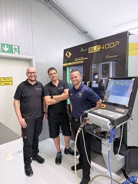 Production Manager Jonas Schlegel, Managing Director Alexander Braun, Sodick Regional Sales Manager Daniel Günzel (from left to right): Joint planning, individual implementation – the new Sodick ALC400P was realized as an automated cell right from the start and tailored precisely to the requirements at BKV Braun. (Source: Sodick)