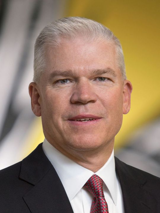 Dankt ab: Nach 14-jähriger erfolgreicher Führung übergibt Rich Templeton die Leitung von Texas Instruments an Brian Crutcher(Bild:  Texas Instruments)