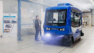 Das autonome Shuttle des Aula-KI-Projektes bei einer Demonstration der Sensordaten mit künstlichen Nebel.
 (Bild: Uni Magdeburg)
