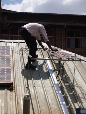 Montage von Solarzellen aus dem TREASORES-Projekt für einen Langzeittest unter Extrembedingungen in Uganda. (Bild: Eight19)