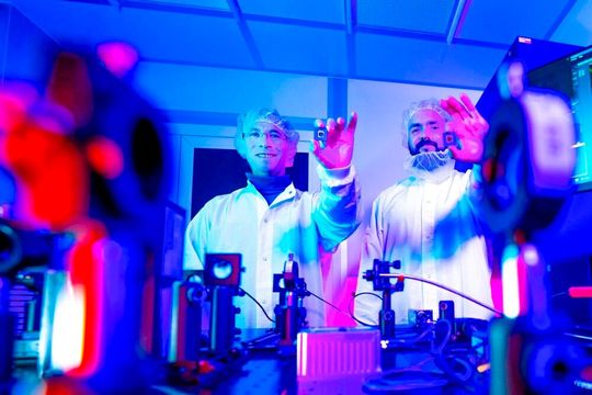 Dr. Maxim Darvin und Felix Bennewitz erforschen am Fraunhofer IPMS in Cottbus neuartige Mikrospiegel für eine schärfere Auflösung von Mikroskopen.(Bild:  Sascha Thor,BTU)