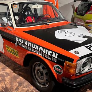 Keine Konkurrenz für BMW-Alpina oder Ford RS: Der 170 PS starke Volvo 142 Racing startete nur im vom 1972 bis 1975 ausgetragenen Volvo-Markenpokal. Unter dem Label „R-Sport“ vertrieb Volvo zudem Karosserie- und Motoren-Zubehörsätze. Meistens wurden diese von Volvo-Händlern und Werkstätten vertrieben und fachgerecht eingebaut, teilweise (Kanada, Schweiz) wurden derart veränderte Volvos mit dem Zusatz „GT“ versehen und vermarktet.(Bild:  autodrom)