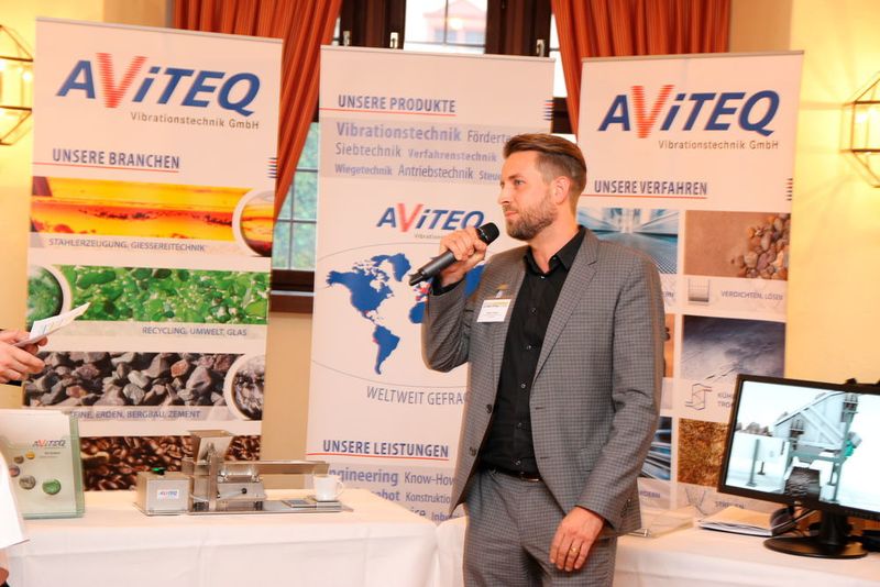 Björn Finger von Aviteq Vibrationstechnik bei der Ausstellerpräsentation (PROCESS)