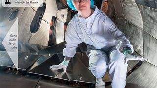 Im virtuellen Rundgang von Wendelstein 7x informieren Infotafeln über wichtige Bauteile und in kurzen Videos erklären die Wissenschaftler ihren Arbeitsplatz. (IPP)