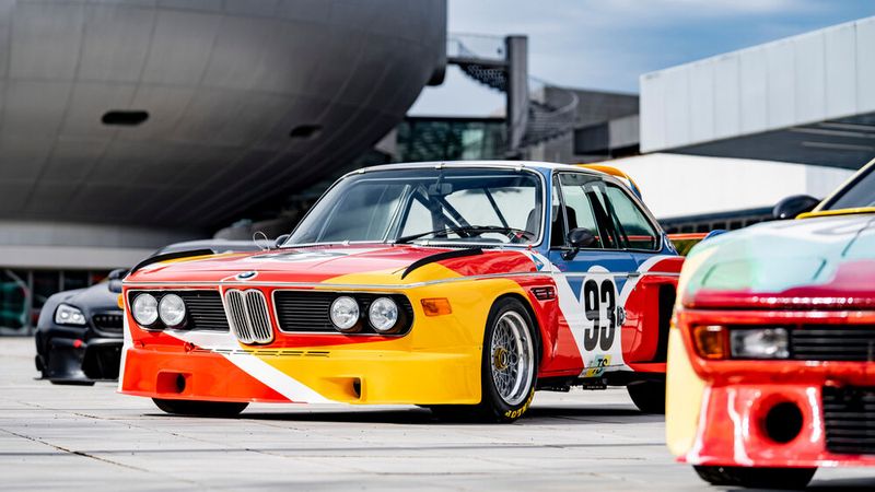 Alex Calder (1975, BMW 3.0 CSL), Frank Stella (1976, BMW 3.0 CSL), Andy Warhol (1979, BMW M1), David Hockney (1995, BMW 850i) und Jeff Koons (2010, BMW M3 GT2 und 2022, „The 8X“) begründeten die Serie der BMW Art Cars, die bis heute fortgesetzt wird. (Bild: Enes Kucevic)