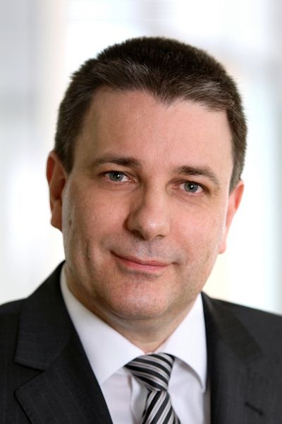 „Die Energiezentralen sind für die Zukunftssicherung unseres größten und bedeutendsten Produktionsstandortes von Bedeutung, weil sie dazu beitragen, die Energieversorgung auf ebenso effiziente wie nachhaltige Weise langfristig zu sichern“, sagte Kai Beckmann, der als Mitglied der Merck-Geschäftsleitung für das Werk Darmstadt zuständig ist, zur Grundsteinlegung für die Energiezentrale.„Unser Ziel ist es, durch innovative Konzepte beim Energiemanagement Energien effizienter zu nutzen und damit einen Beitrag zur Ressourcenschonung und zum Klimaschutz zu leisten“ (Bild: Merck)