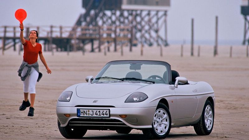Auch mit Roadstern/Spidern bzw. Cabrios beglückte Fiat über die Jahrzehnte hinweg die Autokäufer. Die Barchetta war Italiens Antwort auf den Mazda MX-5. Vom ihm setzte Mazda mit der ersten Serie über 400.000 Einheiten ab. Fiat kam bei der Barchetta gerade mal auf gut 57.521 Stück. Übrigens: Das Design der Italienerin stammt von Andreas Zapatinas, der auch andere Cabriolets zeichnete (u. a. den BMW Z8). Der 1,8-l-Vierzylinder-Saugmotor der Barchetta leistet 96 kW/131 PS und hat ein maximales Drehmoment von 164 Nm bei 4.300/min. Damit wird das „Bötchen“ maximal 200 km/h schnell und beschleunigt von 0 auf 100 km/h in 8,9 Sekunden.  (Bild: Fiat Stellantis)
