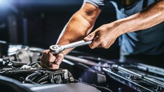 Wenn der Subunternehmer bei der Nachbesserung einen Fehler macht, muss die auftraggebende Werkstatt dafür gerade stehen. (Bild: © AA+W - adobe.stock.com)