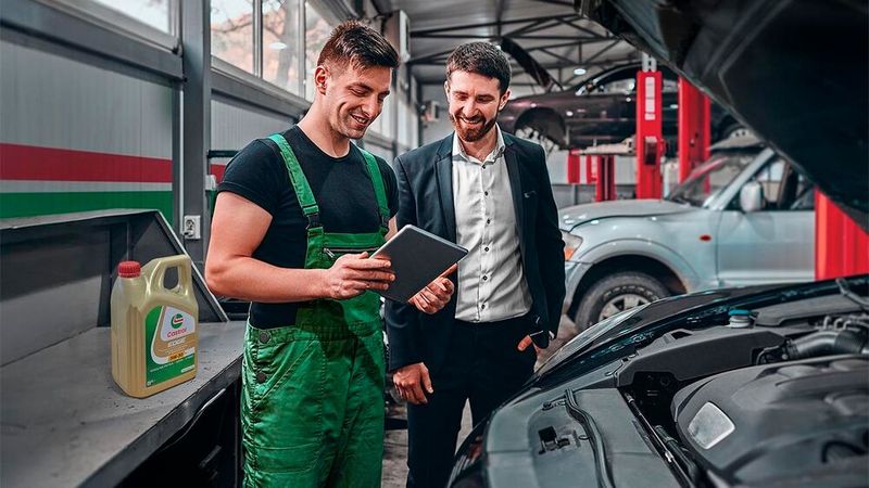 Viele Autofahrer wünschen sich in Sachen korrektes Motoröl mehr Beratung durch ihre Werkstatt, so das Ergebnis einer aktuellen Castrol-Umfrage(Bild:  Castrol)