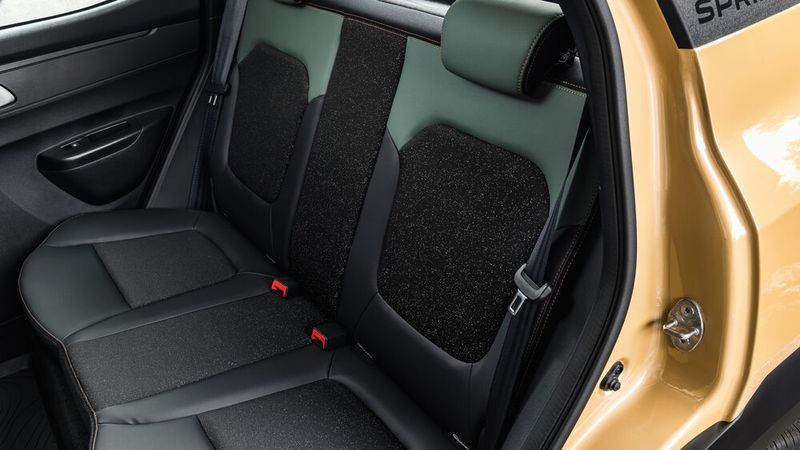 Das Platzangebot im Fond ist eingeschränkt. (Bild: Dacia)