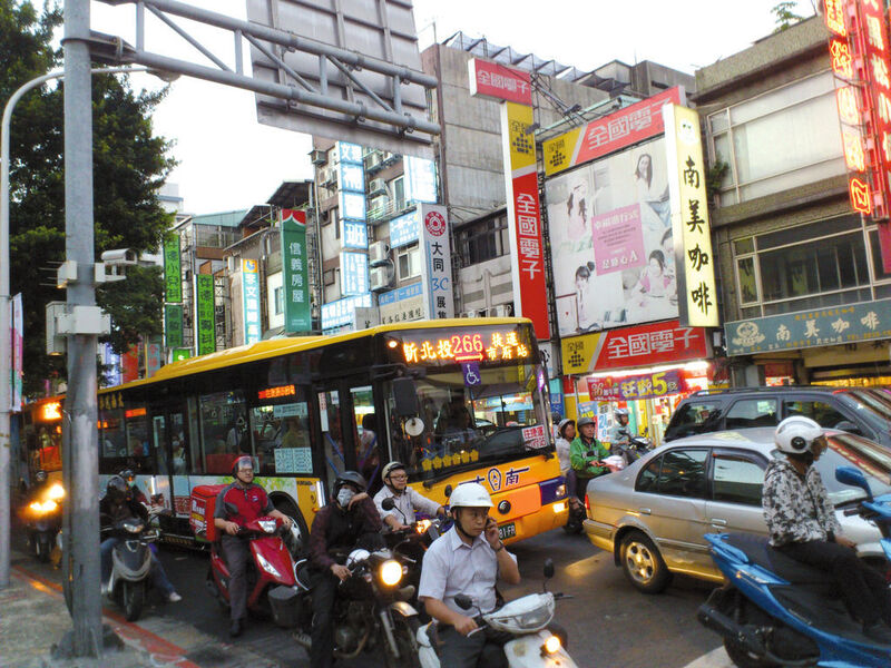 Pulsierendes Taipei: Für viele Taiwaner ist der Motorroller im Stadtgebiet von Taipei das bevorzugte Fortbewegungsmittel. Besonders in den Morgen- und Abendstunden geraten die Verkehrsadern der Inselmetropole an den Rand der Belastbarkeit. (Franz Graser/EP)