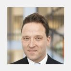 Titel, Name: Matthias Zachert Geburtsjahr, -ort: 1967 in Bonn  Funktion:Vorstandsvorsitzender  Firma: Lanxess AG  Ausbildung: 1988-1990 Ausbildung zum Industriekaufmann bei der Mercedes-Benz AG 1990-1995 Studium der Betriebswirtschaft mit Schwerpunkt Finanzen und internationales Management Abschluss: Diplom-Kaufmann  Berufliche Laufbahn: 1995-1999 verschiedene leitende Positionen im Pharmabereich der Hoechst AG 1999-2002 Chief Financial Officer der Region International der Aventis Pharma AG(durch Fusion  aus Hoechst Marion Roussel und Rhône-Poulenc Rorer hervorgegangen) in Paris 2002-2004 Finanzvorstand der Kamps AG 2004-2011 Finanzvorstand der Lanxess AG Seit Juni 2011: Chief Financial Officer und Mitglied der Geschäftsleitung der Merck KGaA, verantwortlich für Group Accounting & Subsidiaries, Group Controlling & Risk Management, Corporate Finance, Group Tax, Group Procurement, Group Insurance, Investor Relations  Seit April 2014 Vorstandsvorsitzender der Lanxess AG      Besonderes: Mitglied des Wissenschaftlichen Beirates des Instituts für Unternehmungsplanung (IUP) Mitglied der Gesellschaft für Finanzwirtschaft in der Unternehmensführung e.V. (GEFIU)   Familienstand: verheiratet, vier Kinder  (Bild: Merck)