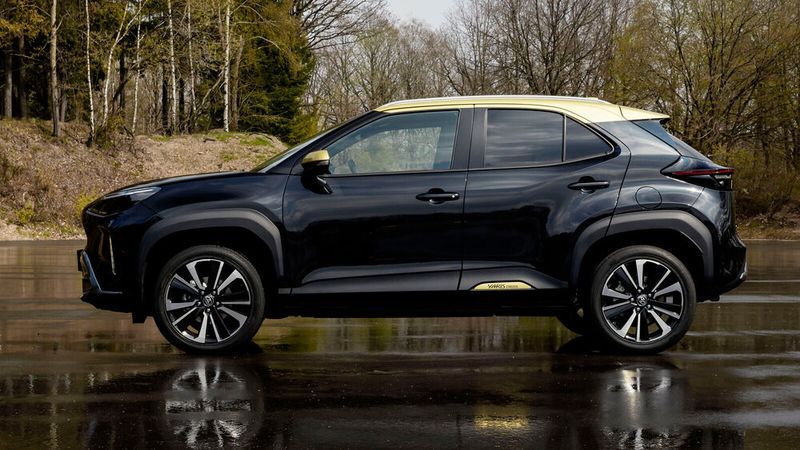 Mit dem angeschrägten Heck, kraftvoll ausgestellten Radkästen und einer kessen Taille weiß der Yaris Cross zu gefallen. (Bild: Toyota)