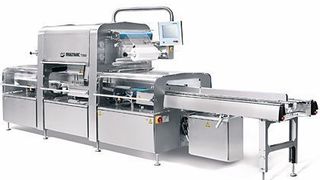 Der Leistungsbereich des zweispurigen Traysealers Multivac T 850 liegt bei circa 80 bis 100 Packungen pro Minute. Die Maschine ist vollständig in eine Verpackungslinie integrierbar. Bild: Multivac (Archiv: Vogel Business Media)