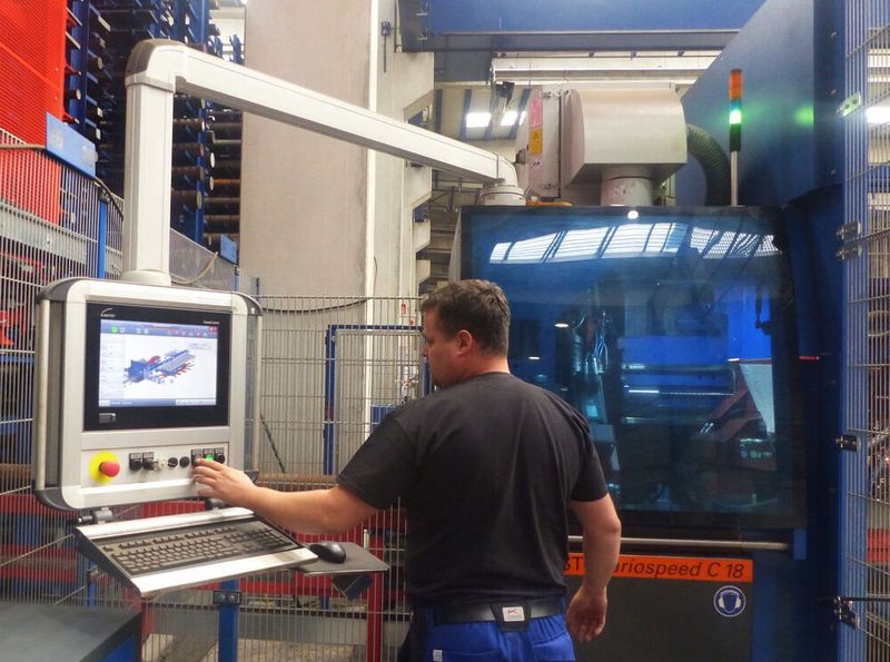 Das Sägezentrum Kastocenter varioplus 4 arbeitet überwiegend allein. Fachkräfte griffen nur noch ein, wenn beispielsweise ein Sägeblatt ausgetauscht werden müsse oder sonstige Wartungsarbeiten anstünden.  (Bild: Kasto)