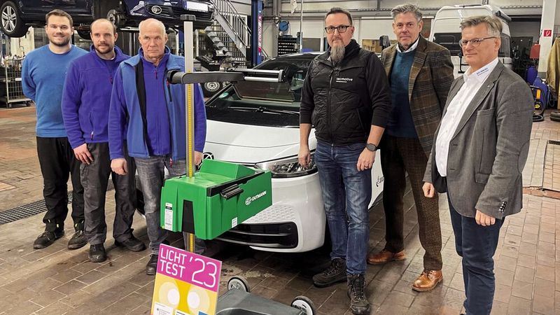 Übergabe des Scheinwerfer-Einstellgeräts: (v. l.) Reiner Äckerle (Innung Region-Stuttgart), Uwe Neff (Hella Gutmann), Thorsten Kästel (Tec Motive), Martin Schad und das Team des Autohauses Dannenmann(Bild:  ProMotor)