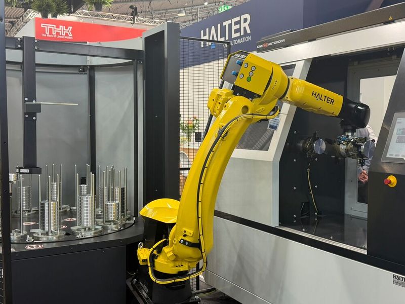 Automatisierung mit Robotik bei der Maschinenbestückung. (Bild: Stefanie Michel)