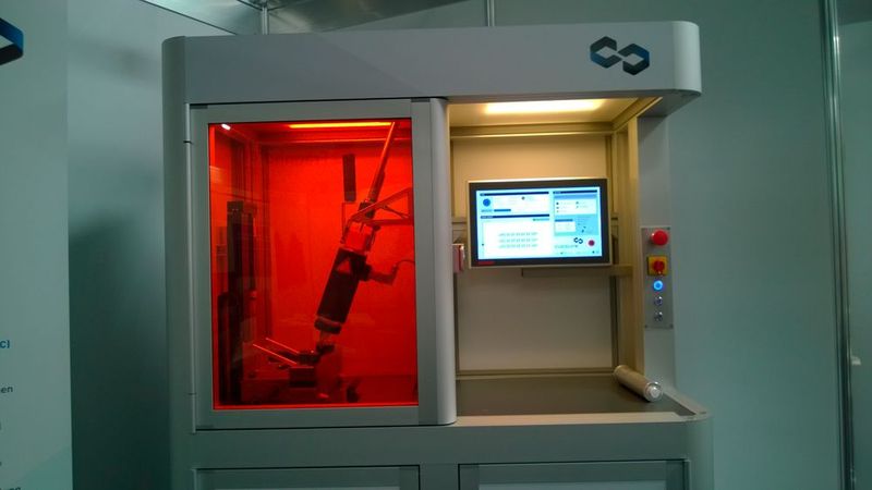 Cubicure stellte mit dem Hot-Lithography-Prozess ein neues 3D-Druckverfahren vor. Es ermöglicht die Verarbeitung hochviskoser Photopolymere in einem Dünnschichtverfahren. Mit diesen ebenfalls neu entwickelten thermoplastähnlichen Materialien sind nun industriell einsetzbare Kunststoffteile möglich. (Bild: D.Quitter/konstruktionspraxis)