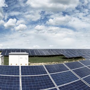 Solarstrom steht nur sehr schwankend zur Verfügung. Batterien können die Versorgung kalkulierbarer machen.