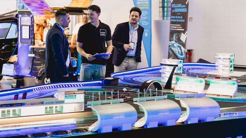 Für Rennsportfans stand eine Riesenkartbahn bereit, bei der die Fahrer gegeneinander antreten konnten. Die drei schnellsten Fahrer gewannen jeweils Golden Tickets (Kongressteilnahme und Übernachtung) für den Deutschen Remarketing Kongress 2027. (Bild: Stefan Bausewein)