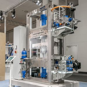 Die Vorteile digitalisierter Hydraulik können Besucher der Hannover Messe bei Bosch Rexroth live am Beispiel einer Tiefziehpresse erleben. Ein einfacher Scan eines QR-Codes an der Komponente genügt, um den Digitalen Zwilling in Form der standardisierten Asset Administration Shell (AAS) aufzurufen. Anwender erhalten damit sofort einen barrierefreien Zugriff auf alle relevanten Daten. Hannover Messe 2026: Halle 13, Stand C24(Bild:  Bosch Rexroth)