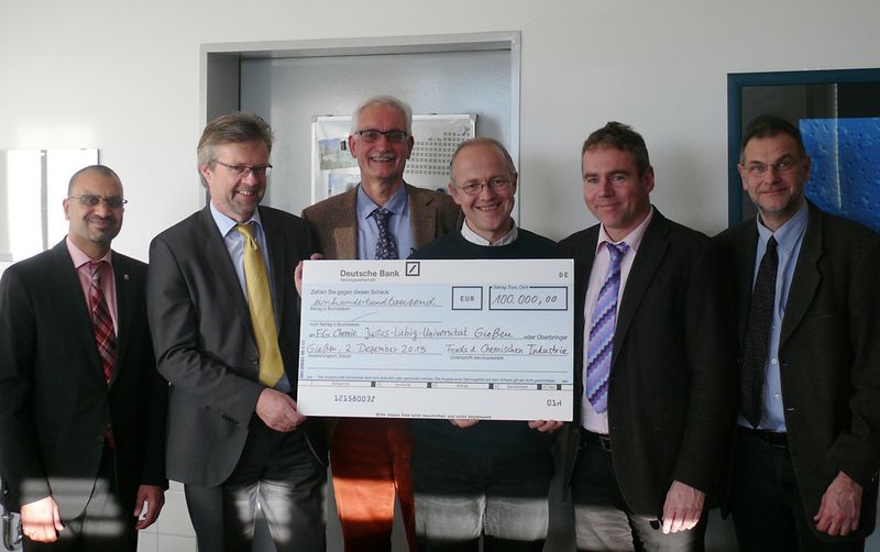 Prof. Joybrato Mukherjee (Präsident JLU), Gregor Disson (VCI, Landesverband Hessen), Dr. Gerd-Ludwig Schlechtriemen (FCI), Prof. Richard Göttlich (Institut für Organische Chemie), Prof. Holger Zorn (Dekan des Fachbereichs 08 - Biologie und Chemie), Prof. Siegfried Schindler (Institut für Anorganische und Analytische Chemie) (v.l.n.r. ) (Bild: Klaus Peppler)