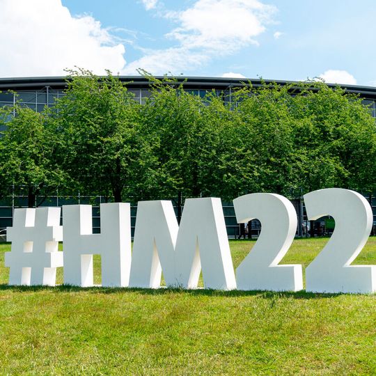 Hannover Messe im Grünen: Um Nachhaltigkeit nicht nur auf die grüne Wiese beschränken zu müssen, zeigten viele der Aussteller, wie auch bereits bestehende Produktionsumgebungen umweltverträglicher werden können – nicht zuletzt durch den Einsatz digitaler Technologie.(Bild:  Vogel Communications Group)