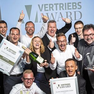 2018 freute sich das Autohaus Gruma über den Gesamtsieg beim Vertriebs Award.(Bild:  Stefan Bausewein)