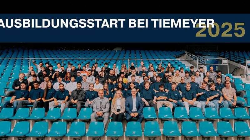 Tiemeyer Gruppe begrüßt 100 neue Auszubildende zum Ausbildungsstart 2025. Damit unterstreicht das Unternehmen seine Rolle als bedeutender Ausbildungsbetrieb in der Branche und stärkt zugleich die eigene Fachkräftebasis für die kommenden Jahre. Das Spektrum der angebotenen Ausbildungsberufe reicht von Automobilkaufleuten über Kfz-Mechatronikerinnen und -Mechatroniker, Karosseriebaumechanikerinnen und -mechaniker sowie Fahrzeuglackiererinnen und -lackierer bis hin zu Fachkräften für Lagerlogistik, Marketing- und Versicherungskaufleuten. Insgesamt zählt die Gruppe an 32 Standorten 300 Auszubildende. (Bild: Tiermeyer-Gruppe)