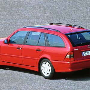 Von Anfang gab es die C-Klasse mit moderner Vierventiltechnik. So kamen die 1992 eingeführten Vierzylinder-Ottomotoren M 111 zum Einsatz sowie die Vier- bzw. Fünfzylinder-Diesel OM 604 und OM 605. Als Topmodelle waren die Sechszylinder-Ottomotoren M 104 erhältlich, ebenfalls in Vierventiltechnik. Der einzige Zweiventiler war der Dieselmotor OM 601.(Bild:  Mercedes-Benz)