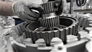 Deutsche Automobilzulieferer könnten in Sachen Transformation ins Hintertreffen geraten, beklagen Experten. Der Grund ist Ebbe im Geldbeutel. (Bild: F. Kaestle)