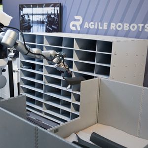 Die neu entwickelten mobilen humanoiden Roboter von Agile Robots verbinden die Reichweite und Fingerfertigkeit eines Humanoiden mit der Robustheit einer mobilen Basis.(Bild:  Audi AG)