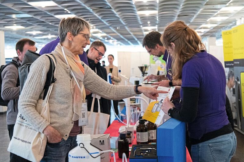 Wenn es vor Ort nicht mehr für ein ausführliches Beratungsgespräch reicht, bekommt man auf jeden Fall den direkten Kontakt zum passenden Ansprechpartner der jeweiligen Firma.   Mehr Infos zu den kommenden LAB-SUPPLY-Messen finden Sie auf www.lab-supply.info (Bild: Stefan Stark)