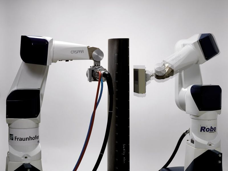 Bild 5: Das roboterbasierte Prüfsystem On-Site-CT bei der Prüfung eines CFK-Bauteils aus dem Flugzeugbau.  Bilder: Fraunhofer-IIS (Archiv: Vogel Business Media)