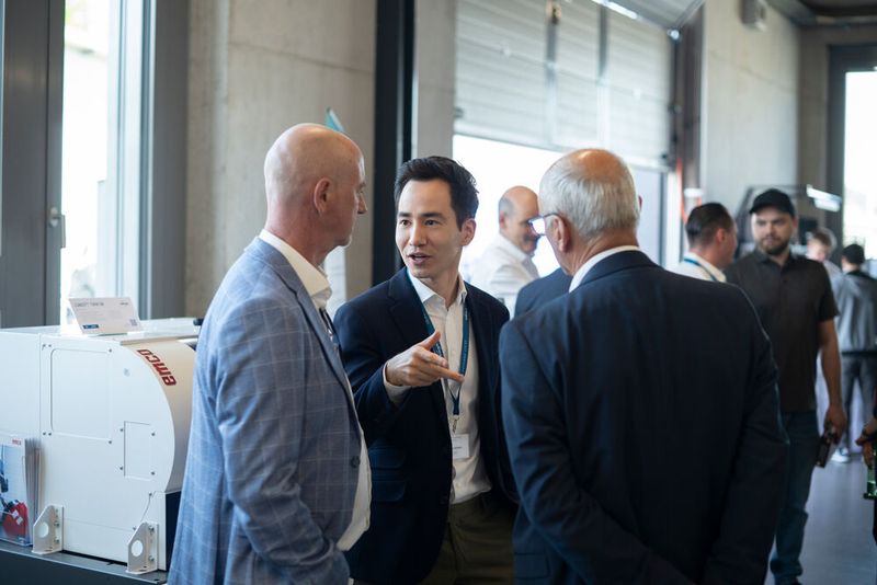 Le co-CEO Yannick Berner en discussion avec des clients et partenaires. (Source : Urma SA)