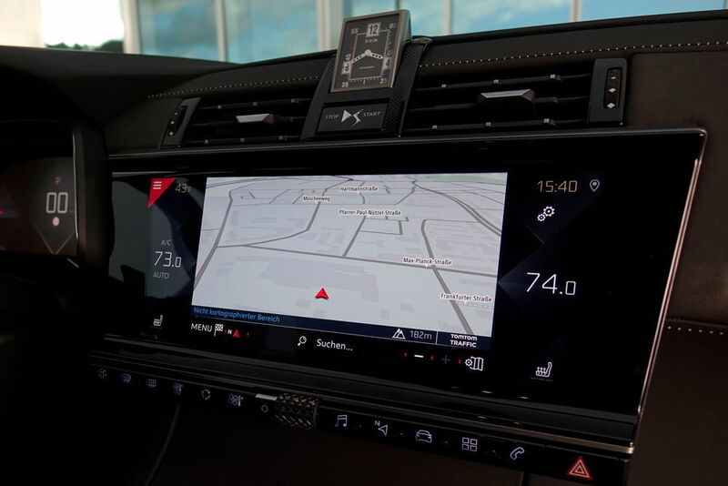 Der 12-Zoll große Touchscreen verfügt ebenfalls über sensitive Tasten. (Jens Scheiner/»Automobil Industrie«)