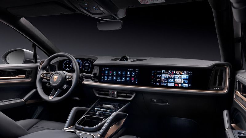 Das digitale Cockpit im neuen Cayenne hat nun drei große Bildschirme. (Bild: Autoren-Union Mobilität/Porsche)