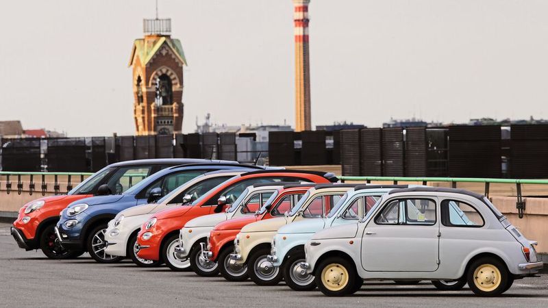 Der kleine 500 zählt zu den Klassikern der Marke. Der erste 500 erschien bereits 1936. Die Italiener gaben ihn dem Spitznamen „Topolino“ , zu deutsch Mäuschen. Richtig bekannt wurde das Modell mit dem „Nuova 500“, dem 500, den Fiat von 1957 bis 1975 baute. (Bild: Fiat)