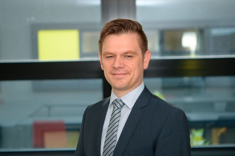 „Für einen Distributor bedeutet die exorbitant gute und schnelle Entwicklung eine Herausforderung,  zumal wir uns in einem prekären Markt bewegen. Knappheit, Preissteigerung und die ungestüme und unkalkulierbare Nachfrage prallen aufeinander. Wie der Begriff Netzwerk schon aussagt, ist die Verknüpfung aller Komponenten und Services entscheidend und muss nicht nur verfügbar, sondern managebar sein. Hier ist einmal die Verfügbarkeit eine Aufgabe der Distribution, aber auch den Reseller bei Projekten zu unterstützen.“ - Dominik Walter, Leitung Business Unit IT Produktmanagement und Vertrieb bei Herweck. (Herweck)