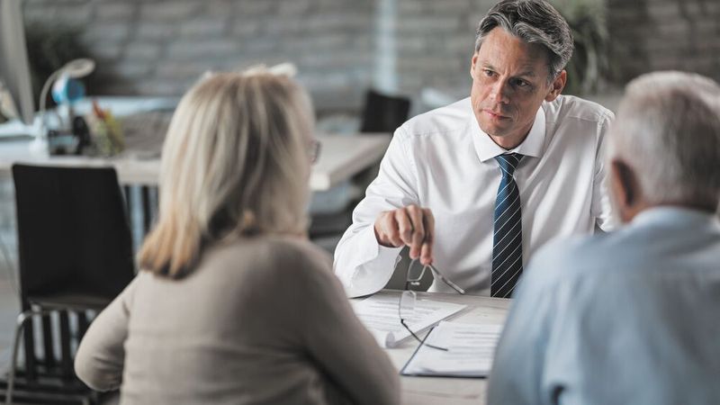 Es ist sinnvoll, sich beim Erstellen eines Testaments fachkundig beraten zu lassen.(Bild:  © Drazen - adobe.stock.com)