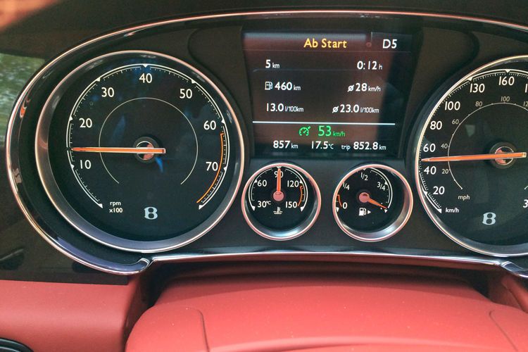 Wie lange die Tankanzeige wohl noch auf voll steht? Bei 50 km/h sicher noch eine ganze Weile. (Foto: Michel / »kfz-betrieb«)