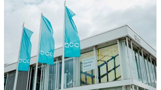 Beim „AI, Data & Quantum Summit“ des Branchenverbands Bitkom im vergangenen Oktober hat es geheißen: Flagge zeigen. Hier sind allerdings nur die des Konferenzzentrums zu sehen.  (Bild: Jakob Jung)