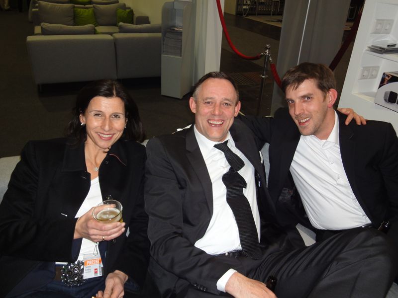 Daniela Schilling, IT-BUSINESS Akademie, Bernd Tillmann, Tarox (m.), und Knuth Molzen, Fujitsu Technology, chillen Abends in der IT-BUSINESS Lounge. (Archiv: Vogel Business Media)