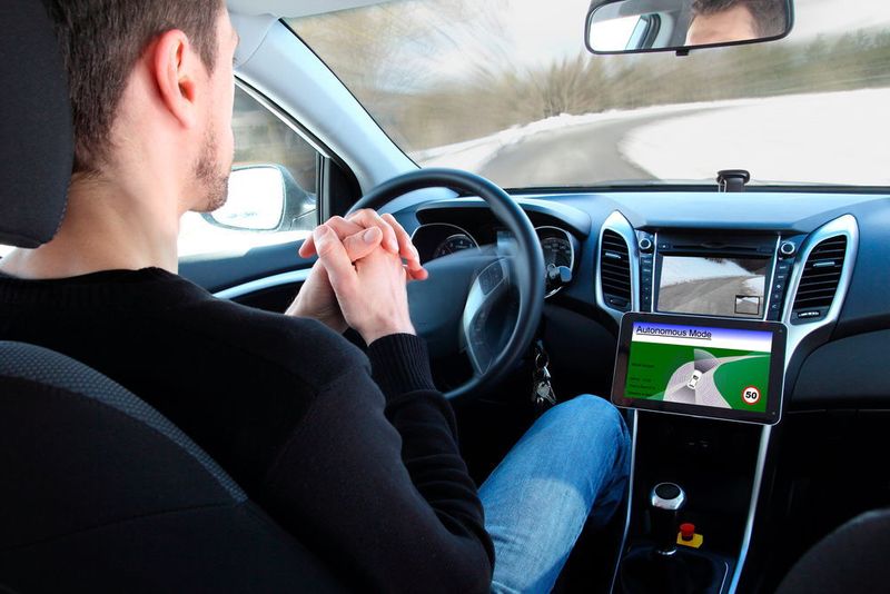 6. Autonome Agenten und Dinge: Maschinelles Lernen erstreckt sich auf ein Spektrum von Smart-machine-Implementierungen, beispielsweise auf Roboter, autonome Fahrzeuge, virtuelle persönliche Assistenten (VPA) und Smart-Berater, die autonom beziehungsweise zumindest halbautonom handeln. In den nächsten fünf Jahren werden wir der Studie zufolge in die „Post-App-Phase“ gelangen: So werde es autonome Autos und Agenten geben. VPAs wie Microsofts Cortana und Apples Siri werden immer intelligenter und seien Vorstufen zu autonomen Agenten. So sollen uns diese intelligenten Helfer bald kontextbezogene Informationen und Möglichkeiten vermitteln können.  (© RioPatuca Images - Fotolia)